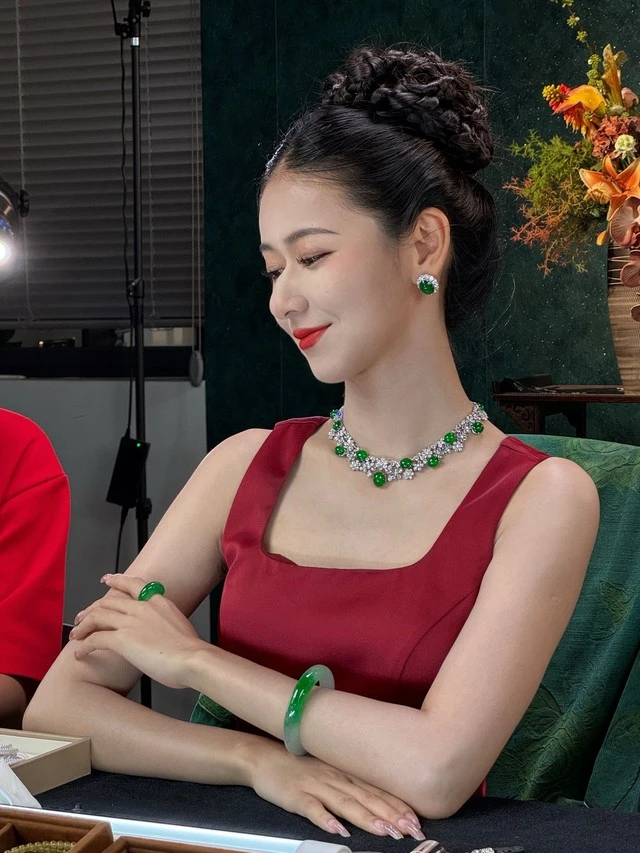 "Tôi tên Lucy, trả giá một lần duy nhất": Chị đại làng ngọc chuyên "ép giá" nhưng vẫn khiến các thương nhân bán ngọc xếp hàng chờ bán "Tôi tên Lucy, trả giá một lần duy nhất": Chị đại làng ngọc chuyên "ép giá" nhưng vẫn khiến các thương nhân bán ngọc xếp hàng chờ bán