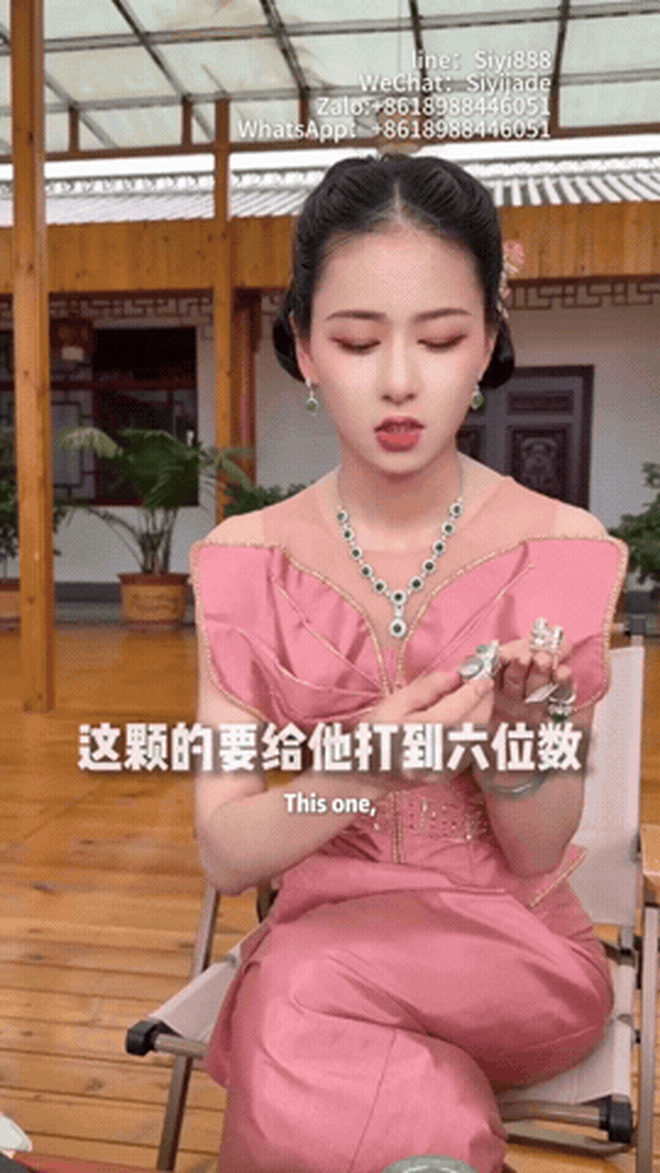"Tôi tên Lucy, trả giá một lần duy nhất": Chị đại làng ngọc chuyên "ép giá" nhưng vẫn khiến các thương nhân bán ngọc xếp hàng chờ bán "Tôi tên Lucy, trả giá một lần duy nhất": Chị đại làng ngọc chuyên "ép giá" nhưng vẫn khiến các thương nhân bán ngọc xếp hàng chờ bán