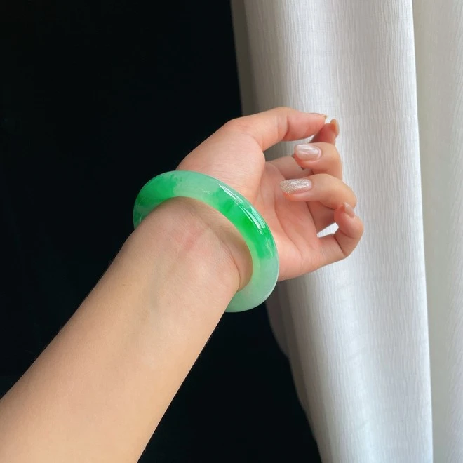 "Tôi tên Lucy, trả giá một lần duy nhất": Chị đại làng ngọc chuyên "ép giá" nhưng vẫn khiến các thương nhân bán ngọc xếp hàng chờ bán "Tôi tên Lucy, trả giá một lần duy nhất": Chị đại làng ngọc chuyên "ép giá" nhưng vẫn khiến các thương nhân bán ngọc xếp hàng chờ bán