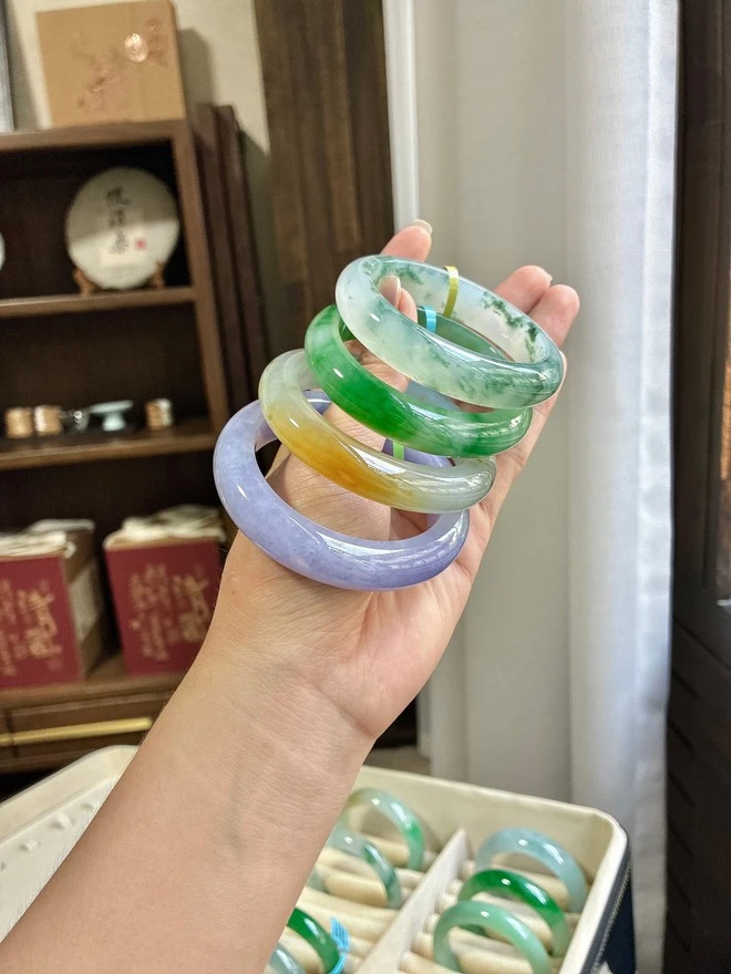 "Tôi tên Lucy, trả giá một lần duy nhất": Chị đại làng ngọc chuyên "ép giá" nhưng vẫn khiến các thương nhân bán ngọc xếp hàng chờ bán "Tôi tên Lucy, trả giá một lần duy nhất": Chị đại làng ngọc chuyên "ép giá" nhưng vẫn khiến các thương nhân bán ngọc xếp hàng chờ bán