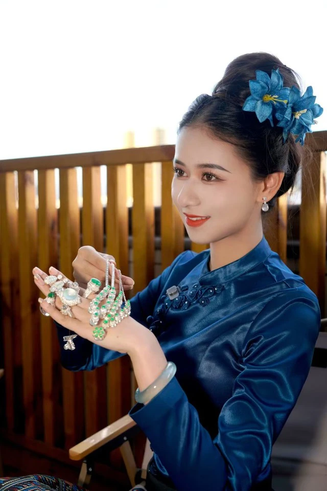 "Tôi tên Lucy, trả giá một lần duy nhất": Chị đại làng ngọc chuyên "ép giá" nhưng vẫn khiến các thương nhân bán ngọc xếp hàng chờ bán "Tôi tên Lucy, trả giá một lần duy nhất": Chị đại làng ngọc chuyên "ép giá" nhưng vẫn khiến các thương nhân bán ngọc xếp hàng chờ bán