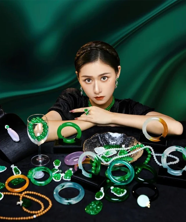 "Tôi tên Lucy, trả giá một lần duy nhất": Chị đại làng ngọc chuyên "ép giá" nhưng vẫn khiến các thương nhân bán ngọc xếp hàng chờ bán "Tôi tên Lucy, trả giá một lần duy nhất": Chị đại làng ngọc chuyên "ép giá" nhưng vẫn khiến các thương nhân bán ngọc xếp hàng chờ bán