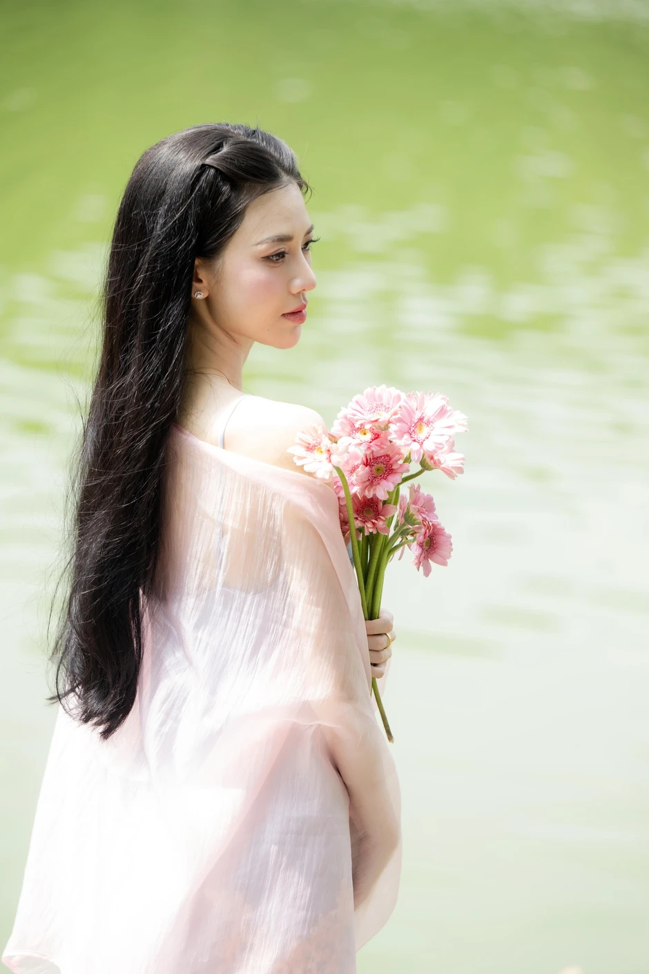 “Quyết không để các nàng thơ nhàm chán”: Hồ Gươm lại thay thảm hoa mới, Hà Nội dạo này thơ thế nhỉ! “Quyết không để các nàng thơ nhàm chán”: Hồ Gươm lại thay thảm hoa mới, Hà Nội dạo này thơ thế nhỉ!