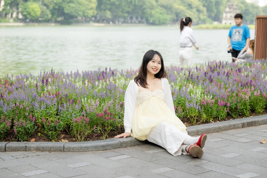 “Quyết không để các nàng thơ nhàm chán”: Hồ Gươm lại thay thảm hoa mới, Hà Nội dạo này thơ thế nhỉ! “Quyết không để các nàng thơ nhàm chán”: Hồ Gươm lại thay thảm hoa mới, Hà Nội dạo này thơ thế nhỉ!