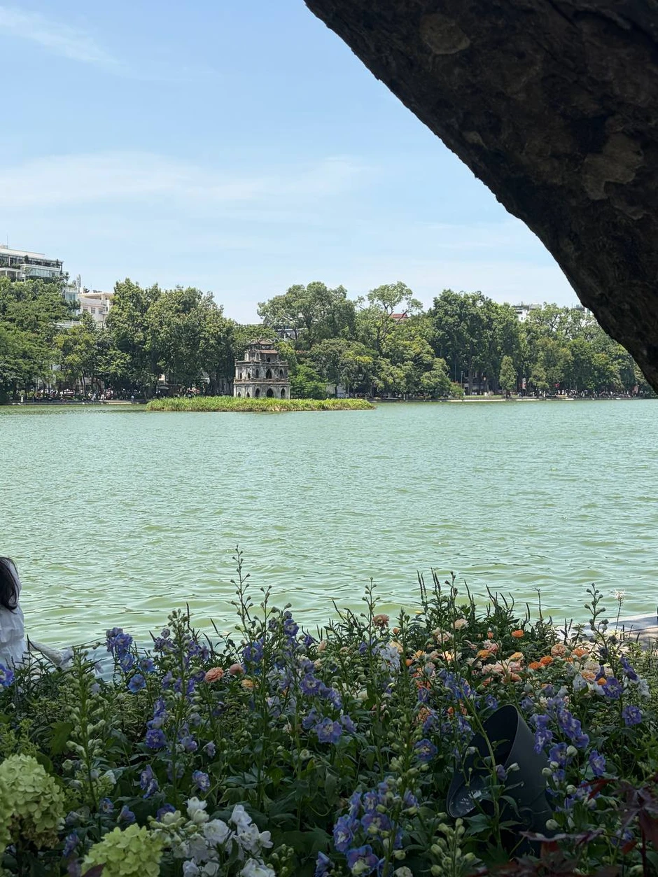 “Quyết không để các nàng thơ nhàm chán”: Hồ Gươm lại thay thảm hoa mới, Hà Nội dạo này thơ thế nhỉ! “Quyết không để các nàng thơ nhàm chán”: Hồ Gươm lại thay thảm hoa mới, Hà Nội dạo này thơ thế nhỉ!