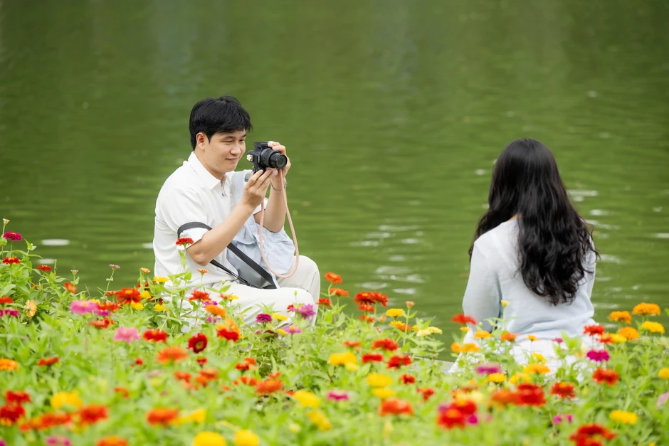 “Quyết không để các nàng thơ nhàm chán”: Hồ Gươm lại thay thảm hoa mới, Hà Nội dạo này thơ thế nhỉ! “Quyết không để các nàng thơ nhàm chán”: Hồ Gươm lại thay thảm hoa mới, Hà Nội dạo này thơ thế nhỉ!