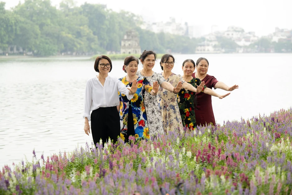“Quyết không để các nàng thơ nhàm chán”: Hồ Gươm lại thay thảm hoa mới, Hà Nội dạo này thơ thế nhỉ! “Quyết không để các nàng thơ nhàm chán”: Hồ Gươm lại thay thảm hoa mới, Hà Nội dạo này thơ thế nhỉ!