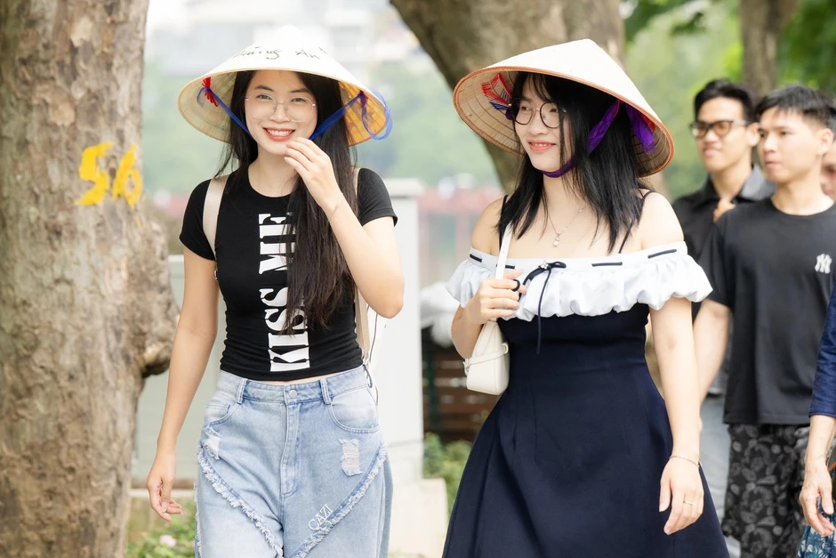 “Quyết không để các nàng thơ nhàm chán”: Hồ Gươm lại thay thảm hoa mới, Hà Nội dạo này thơ thế nhỉ! “Quyết không để các nàng thơ nhàm chán”: Hồ Gươm lại thay thảm hoa mới, Hà Nội dạo này thơ thế nhỉ!