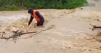 [Video] Mưa lũ gây chia cắt nhiều bản làng ở vùng biên giới tỉnh Quảng Trị