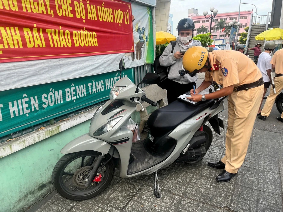 15 phút, hơn 100 xe máy đi trên vỉa hè Quang Trung bị CSGT TP.HCM phạt nguội 15 phút, hơn 100 xe máy đi trên vỉa hè Quang Trung bị CSGT TP.HCM phạt nguội