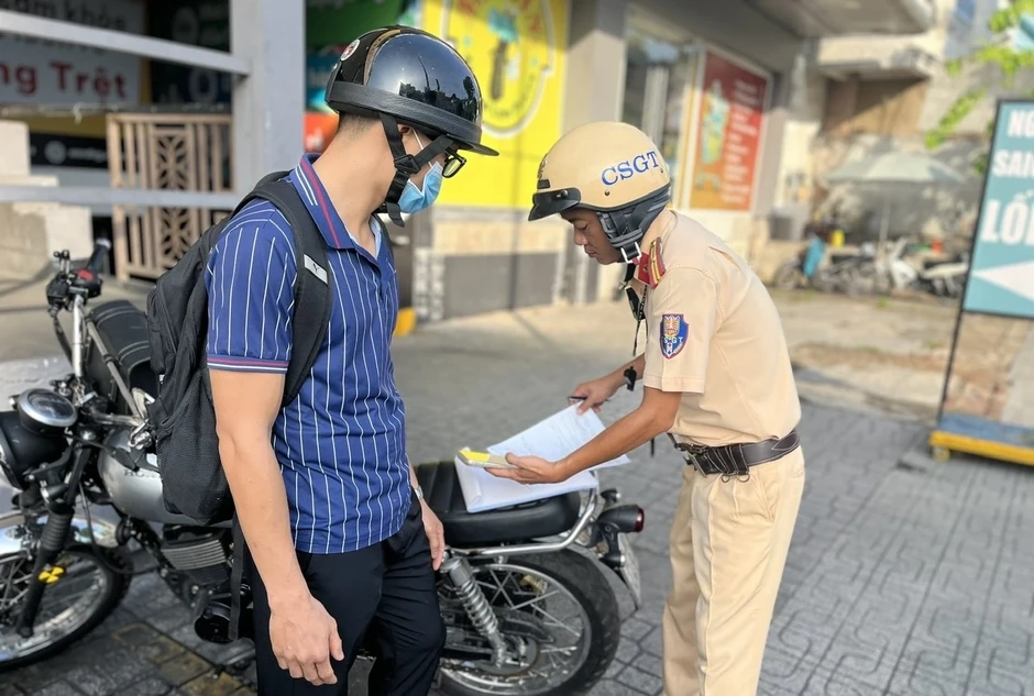 15 phút, hơn 100 xe máy đi trên vỉa hè Quang Trung bị CSGT TP.HCM phạt nguội 15 phút, hơn 100 xe máy đi trên vỉa hè Quang Trung bị CSGT TP.HCM phạt nguội