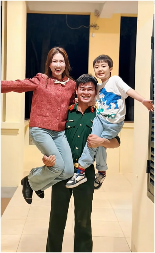 2 bức ảnh cách nhau 4 năm của bé Bo và Hòa Minzy bùng nổ MXH: Tất cả đã thay đổi vì Đại uý Thăng Văn Cương đã đến 2 bức ảnh cách nhau 4 năm của bé Bo và Hòa Minzy bùng nổ MXH: Tất cả đã thay đổi vì Đại uý Thăng Văn Cương đã đến