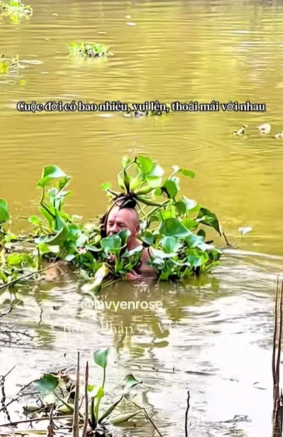 2 tháng "hoà tan" của vợ chồng người Pháp được sui gia Việt Nam dẫn đi tắm sông, đi nhậu, tập nằm võng 2 tháng "hoà tan" của vợ chồng người Pháp được sui gia Việt Nam dẫn đi tắm sông, đi nhậu, tập nằm võng