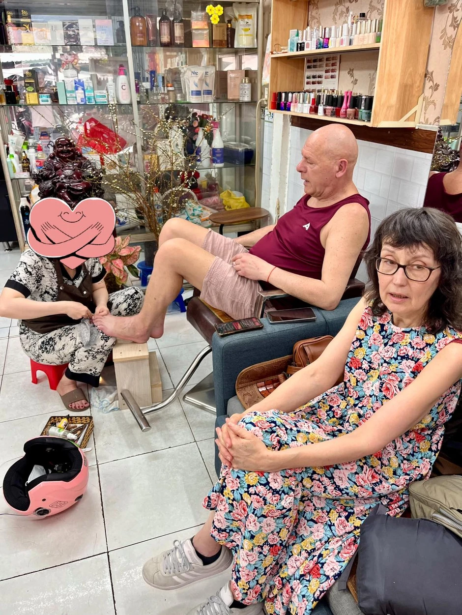2 tháng "hoà tan" của vợ chồng người Pháp được sui gia Việt Nam dẫn đi tắm sông, đi nhậu, tập nằm võng 2 tháng "hoà tan" của vợ chồng người Pháp được sui gia Việt Nam dẫn đi tắm sông, đi nhậu, tập nằm võng