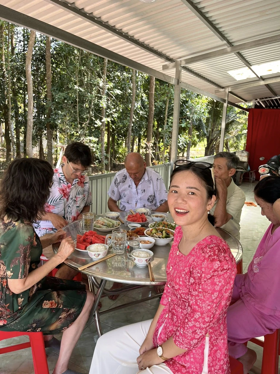 2 tháng "hoà tan" của vợ chồng người Pháp được sui gia Việt Nam dẫn đi tắm sông, đi nhậu, tập nằm võng 2 tháng "hoà tan" của vợ chồng người Pháp được sui gia Việt Nam dẫn đi tắm sông, đi nhậu, tập nằm võng