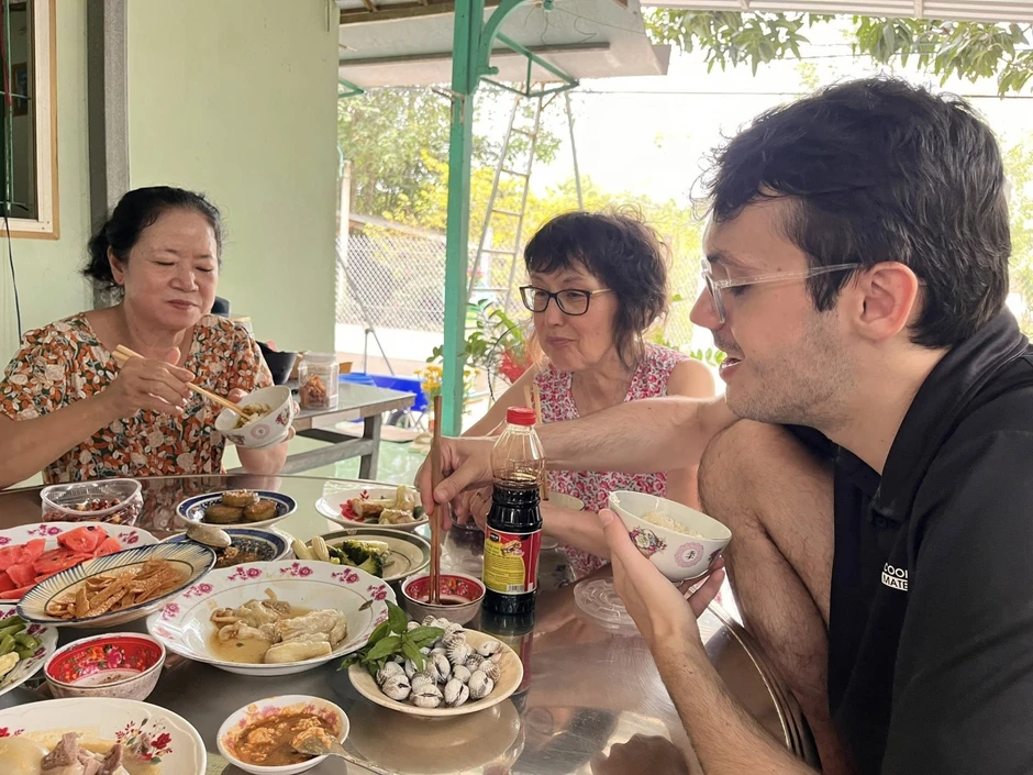 2 tháng "hoà tan" của vợ chồng người Pháp được sui gia Việt Nam dẫn đi tắm sông, đi nhậu, tập nằm võng 2 tháng "hoà tan" của vợ chồng người Pháp được sui gia Việt Nam dẫn đi tắm sông, đi nhậu, tập nằm võng