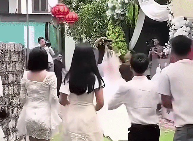 2 thanh niên xô ngã cô gái ngã sõng soài để tranh bắt hoa cưới: Người trong cuộc lên tiếng
