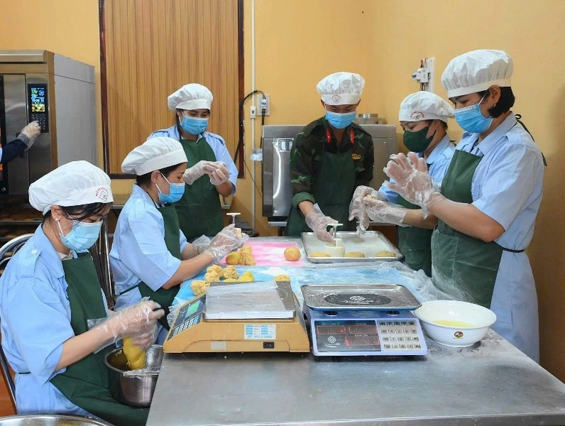 20 cán bộ, chiến sĩ vào bếp làm gần 20.000 bánh Trung thu tặng trẻ em 20 cán bộ, chiến sĩ vào bếp làm gần 20.000 bánh Trung thu tặng trẻ em