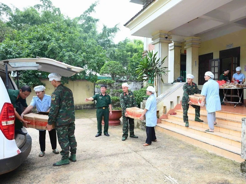 20 cán bộ, chiến sĩ vào bếp làm gần 20.000 bánh Trung thu tặng trẻ em 20 cán bộ, chiến sĩ vào bếp làm gần 20.000 bánh Trung thu tặng trẻ em