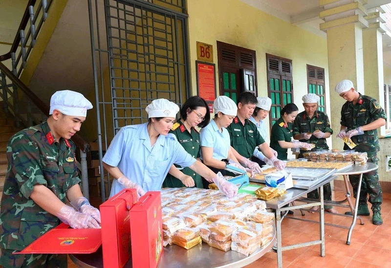 20 cán bộ, chiến sĩ vào bếp làm gần 20.000 bánh Trung thu tặng trẻ em 20 cán bộ, chiến sĩ vào bếp làm gần 20.000 bánh Trung thu tặng trẻ em