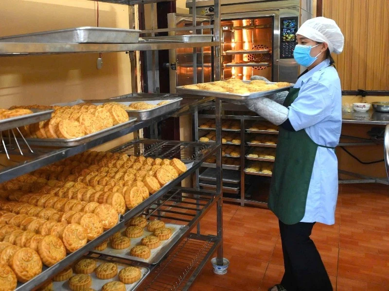 20 cán bộ, chiến sĩ vào bếp làm gần 20.000 bánh Trung thu tặng trẻ em 20 cán bộ, chiến sĩ vào bếp làm gần 20.000 bánh Trung thu tặng trẻ em