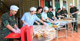 20 cán bộ, chiến sĩ vào bếp làm gần 20.000 bánh Trung thu tặng trẻ em