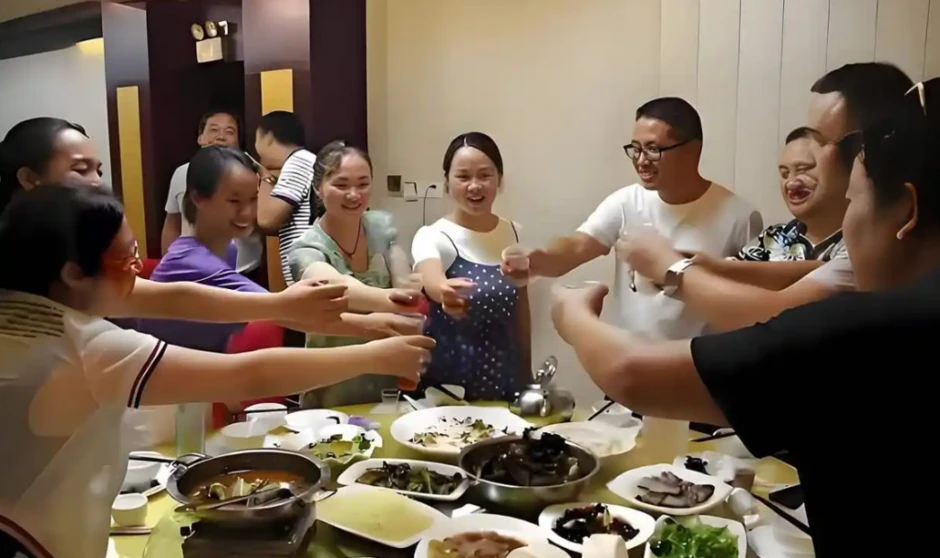25 người đăng ký đi họp lớp nhưng có tận 30 người đến, tôi thoát nhóm chung ngay sau bữa ăn, từ nay xin cạch chuyện "họp hành" 25 người đăng ký đi họp lớp nhưng có tận 30 người đến, tôi thoát nhóm chung ngay sau bữa ăn, từ nay xin cạch chuyện "họp hành"