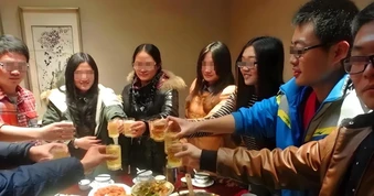 25 người đăng ký đi họp lớp nhưng có tận 30 người đến, tôi thoát nhóm chung ngay sau bữa ăn, từ nay xin cạch chuyện "họp hành"