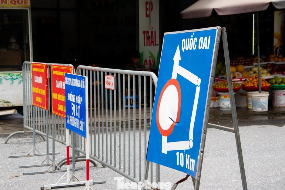 3 cây cầu 'mất dấu' trong nước lũ, người dân Hà Nội phải đi vòng 10 km để sang sông 3 cây cầu 'mất dấu' trong nước lũ, người dân Hà Nội phải đi vòng 10 km để sang sông