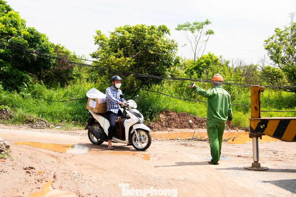 3 cây cầu 'mất dấu' trong nước lũ, người dân Hà Nội phải đi vòng 10 km để sang sông 3 cây cầu 'mất dấu' trong nước lũ, người dân Hà Nội phải đi vòng 10 km để sang sông