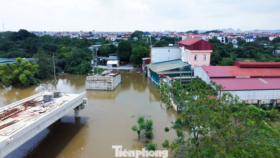 3 cây cầu 'mất dấu' trong nước lũ, người dân Hà Nội phải đi vòng 10 km để sang sông 3 cây cầu 'mất dấu' trong nước lũ, người dân Hà Nội phải đi vòng 10 km để sang sông