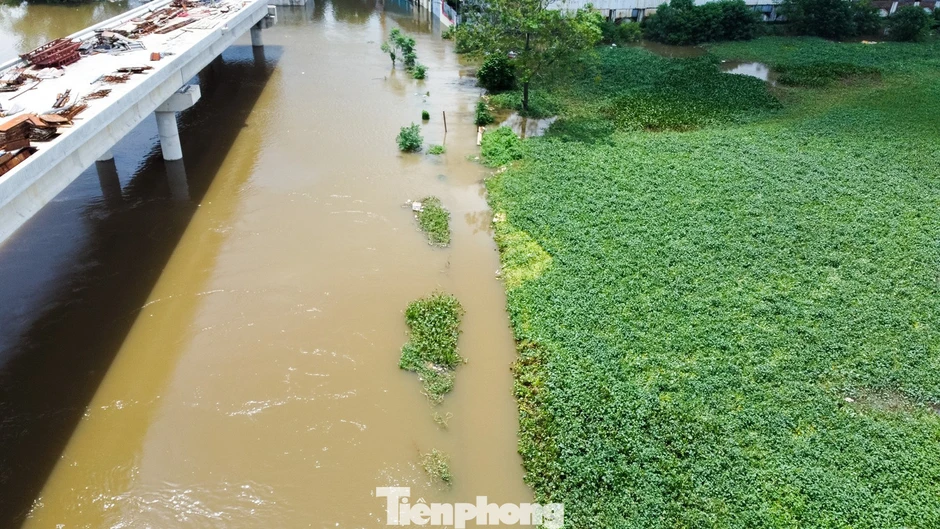 3 cây cầu 'mất dấu' trong nước lũ, người dân Hà Nội phải đi vòng 10 km để sang sông 3 cây cầu 'mất dấu' trong nước lũ, người dân Hà Nội phải đi vòng 10 km để sang sông