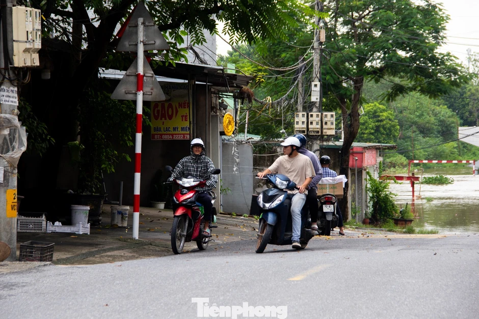 3 cây cầu 'mất dấu' trong nước lũ, người dân Hà Nội phải đi vòng 10 km để sang sông 3 cây cầu 'mất dấu' trong nước lũ, người dân Hà Nội phải đi vòng 10 km để sang sông