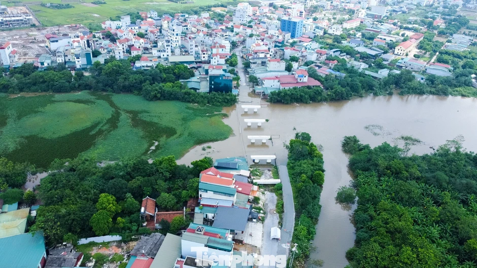 3 cây cầu 'mất dấu' trong nước lũ, người dân Hà Nội phải đi vòng 10 km để sang sông 3 cây cầu 'mất dấu' trong nước lũ, người dân Hà Nội phải đi vòng 10 km để sang sông