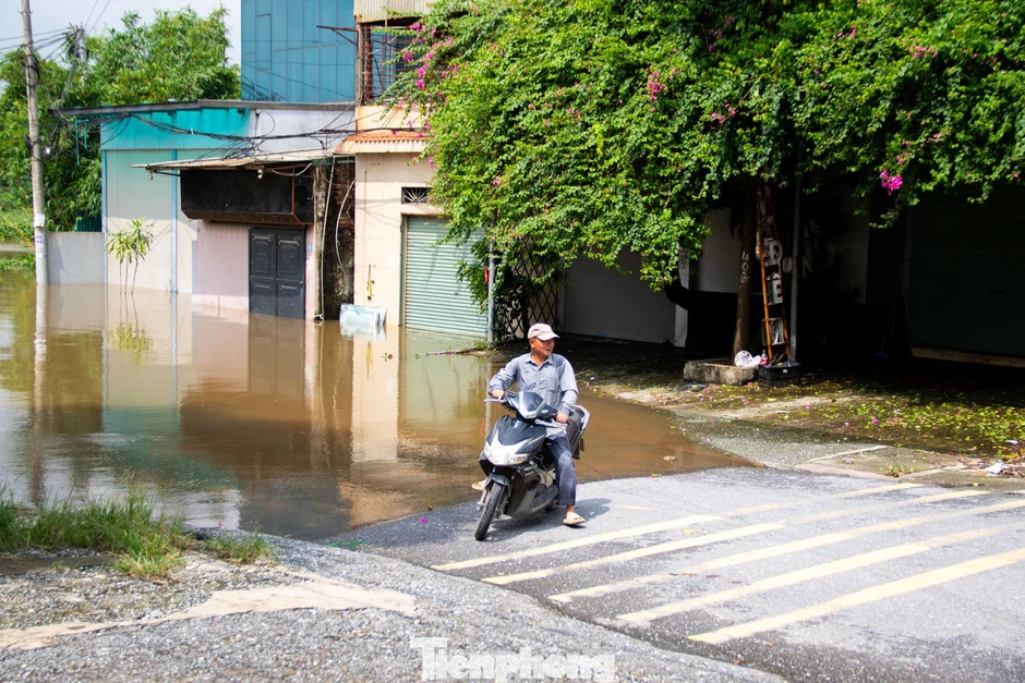 3 cây cầu 'mất dấu' trong nước lũ, người dân Hà Nội phải đi vòng 10 km để sang sông 3 cây cầu 'mất dấu' trong nước lũ, người dân Hà Nội phải đi vòng 10 km để sang sông