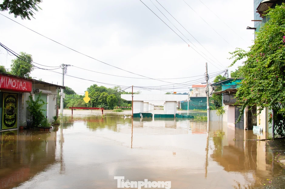 3 cây cầu 'mất dấu' trong nước lũ, người dân Hà Nội phải đi vòng 10 km để sang sông 3 cây cầu 'mất dấu' trong nước lũ, người dân Hà Nội phải đi vòng 10 km để sang sông