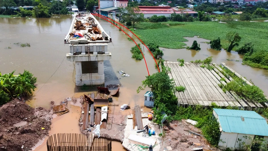 3 cây cầu 'mất dấu' trong nước lũ, người dân Hà Nội phải đi vòng 10 km để sang sông 3 cây cầu 'mất dấu' trong nước lũ, người dân Hà Nội phải đi vòng 10 km để sang sông
