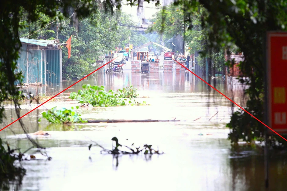 3 cây cầu 'mất dấu' trong nước lũ, người dân Hà Nội phải đi vòng 10 km để sang sông 3 cây cầu 'mất dấu' trong nước lũ, người dân Hà Nội phải đi vòng 10 km để sang sông