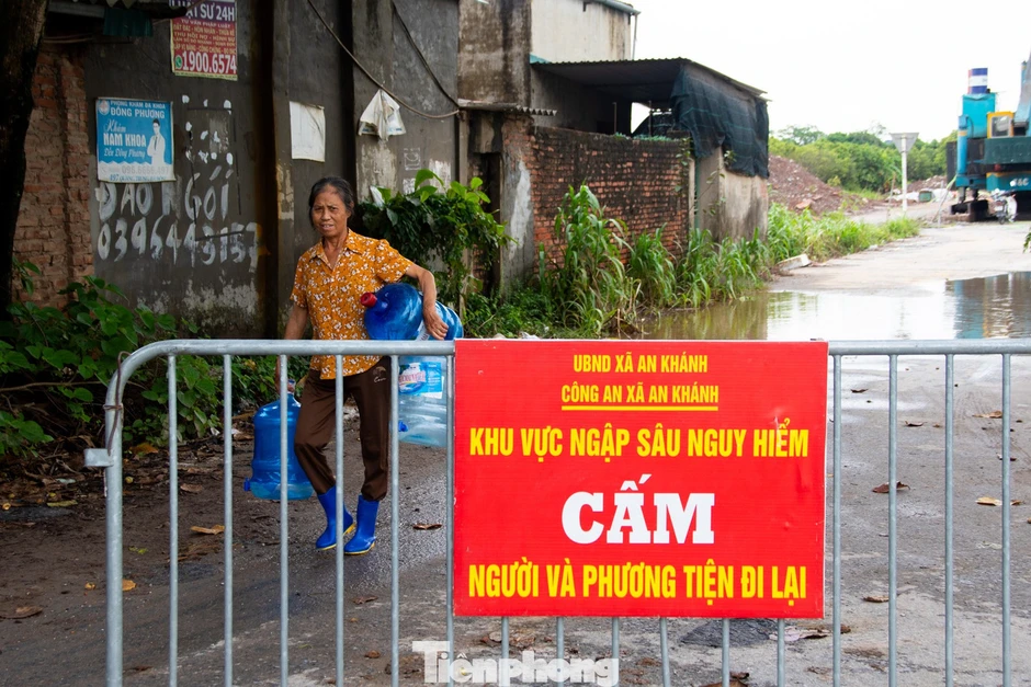 3 cây cầu 'mất dấu' trong nước lũ, người dân Hà Nội phải đi vòng 10 km để sang sông 3 cây cầu 'mất dấu' trong nước lũ, người dân Hà Nội phải đi vòng 10 km để sang sông