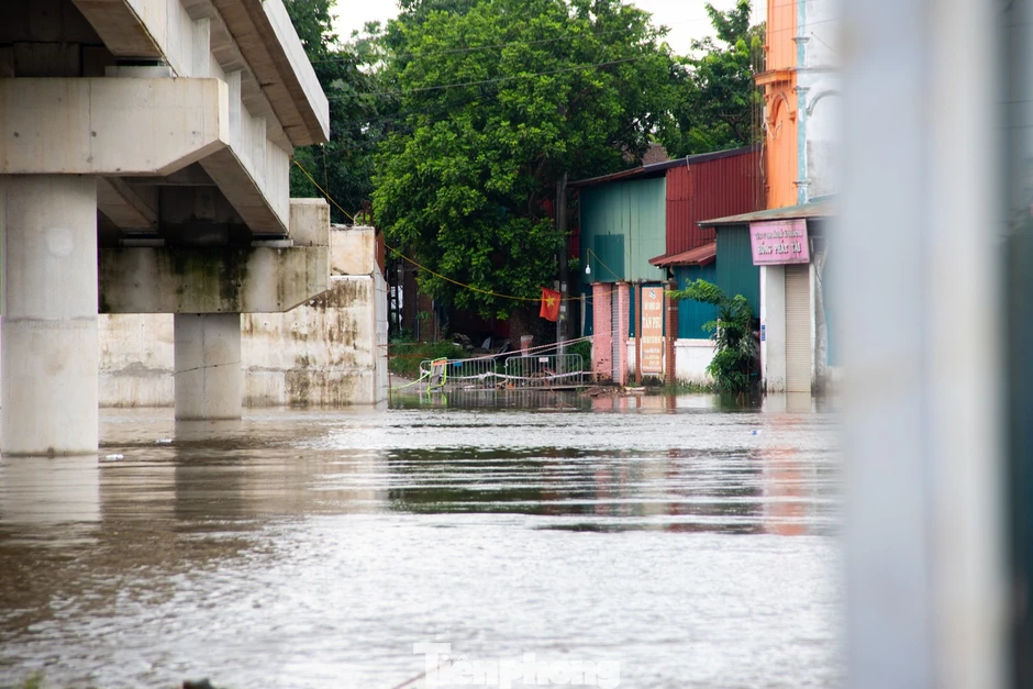 3 cây cầu 'mất dấu' trong nước lũ, người dân Hà Nội phải đi vòng 10 km để sang sông 3 cây cầu 'mất dấu' trong nước lũ, người dân Hà Nội phải đi vòng 10 km để sang sông