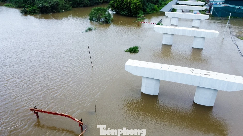 3 cây cầu 'mất dấu' trong nước lũ, người dân Hà Nội phải đi vòng 10 km để sang sông 3 cây cầu 'mất dấu' trong nước lũ, người dân Hà Nội phải đi vòng 10 km để sang sông