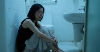 3 năm sinh 2 đứa, tôi ở nhà chăm con, đến khi con gặp chuyện, cả nhà chồng xem tôi là tội đồ: Câu nói tổn thương đến kiệt quệ