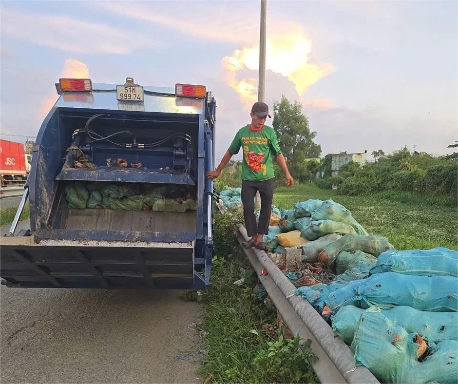 3 ngày thu gom hơn 60 tấn rác ở TP.HCM: Vỏ dừa chất đống dài cả trăm mét