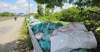 3 ngày thu gom hơn 60 tấn rác ở TP.HCM: Vỏ dừa chất đống dài cả trăm mét