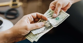 3 sai lầm chí mạng khi cho người khác vay tiền: Số 2 nguy hiểm nhất, có thể khiến bạn "tán gia bại sản"