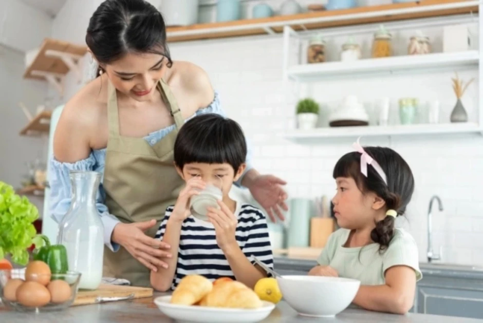 3 thói quen trên bàn ăn gây hại cho tương lai trẻ 3 thói quen trên bàn ăn gây hại cho tương lai trẻ