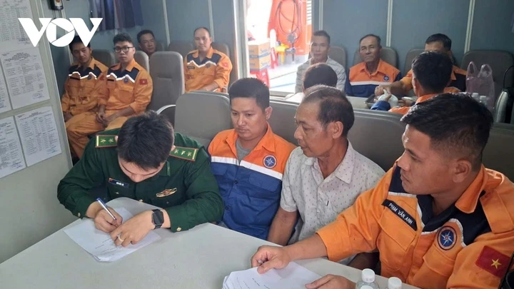 34 ngư dân gặp nạn trên vùng biển ngoài khơi tỉnh Khánh Hòa 34 ngư dân gặp nạn trên vùng biển ngoài khơi tỉnh Khánh Hòa