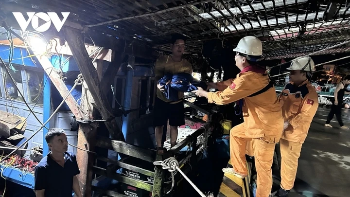 34 ngư dân gặp nạn trên vùng biển ngoài khơi tỉnh Khánh Hòa 34 ngư dân gặp nạn trên vùng biển ngoài khơi tỉnh Khánh Hòa