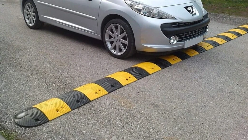 4 đứa trẻ nằm giữa đường giả làm gờ giảm tốc, tài xế Trung Quốc phanh gấp