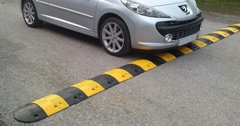 4 đứa trẻ nằm giữa đường giả làm gờ giảm tốc, tài xế Trung Quốc phanh gấp